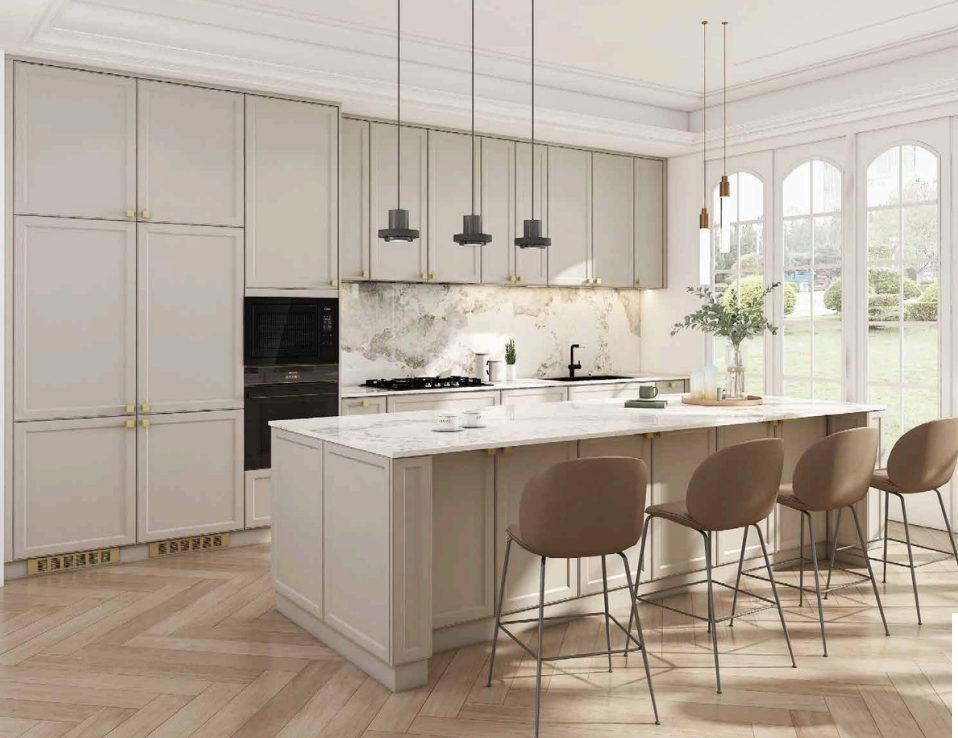 Cuisine Ebanista aux façades crème, îlot en quartz, suspensions et plancher en chevrons.