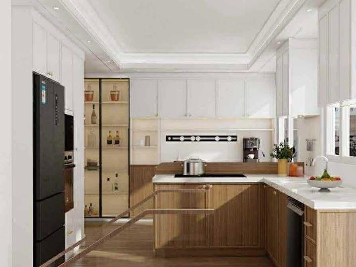 Mur de rangement intégré sur mesure Ebanista : réfrigérateur encastré dans la menuiserie, garde-manger vitré à tablettes éclairées et armoires en noyer.